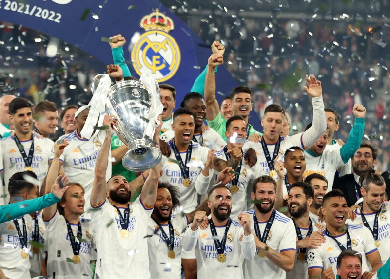SOCCER-CHAMPIONS-LIV-MAD/REPORT Soccer Football - Champions League Final - Liverpool v Real Madrid - Stade de France, Saint-Denis near Paris, France - May 28, 2022 Real Madrid's Karim Benzema celebrates with the trophy and teammates after winning the Champions League REUTERS/Gonzalo Fuentes