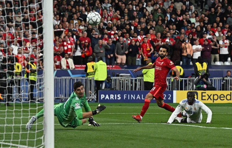 SOCCER-CHAMPIONS-LIV-MAD/REPORT Soccer Football - Champions League Final - Liverpool v Real Madrid - Stade de France, Saint-Denis near Paris, France - May 28, 2022 Real Madrid's Karim Benzema celebrates with the trophy and teammates after winning the Champions League REUTERS/Gonzalo Fuentes