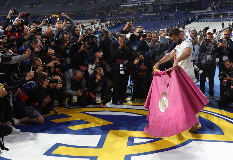SOCCER-CHAMPIONS-LIV-MAD/REPORT Soccer Football - Champions League Final - Liverpool v Real Madrid - Stade de France, Saint-Denis near Paris, France - May 28, 2022 Real Madrid's Karim Benzema celebrates with the trophy and teammates after winning the Champions League REUTERS/Gonzalo Fuentes