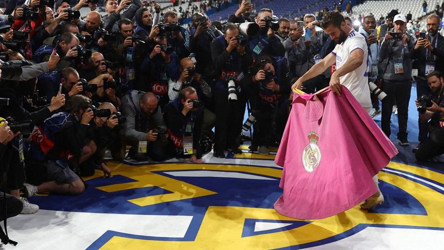 Soccer Football - Champions League Final - Liverpool v Real Madrid - Stade de France, Saint-Denis near Paris, France - May 28, 2022  Real Madrid's Karim Benzema celebrates with the trophy and teammates after winning the Champions League REUTERS/Gonzalo Fuentes