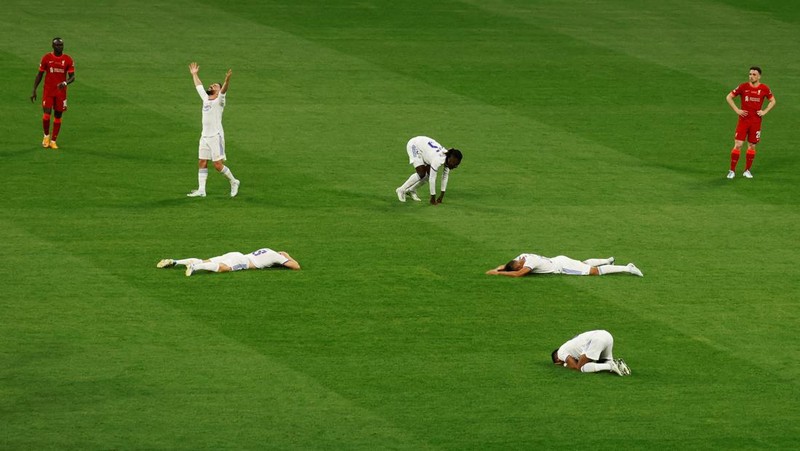 Soccer Football - Champions League Final - Liverpool v Real Madrid - Stade de France, Saint-Denis near Paris, France - May 28, 2022  Real Madrid's Karim Benzema celebrates with the trophy and teammates after winning the Champions League REUTERS/Gonzalo Fuentes