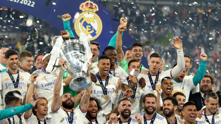 Soccer Football - Champions League Final - Liverpool v Real Madrid - Stade de France, Saint-Denis near Paris, France - May 28, 2022  Real Madrid's Karim Benzema celebrates with the trophy and teammates after winning the Champions League REUTERS/Gonzalo Fuentes