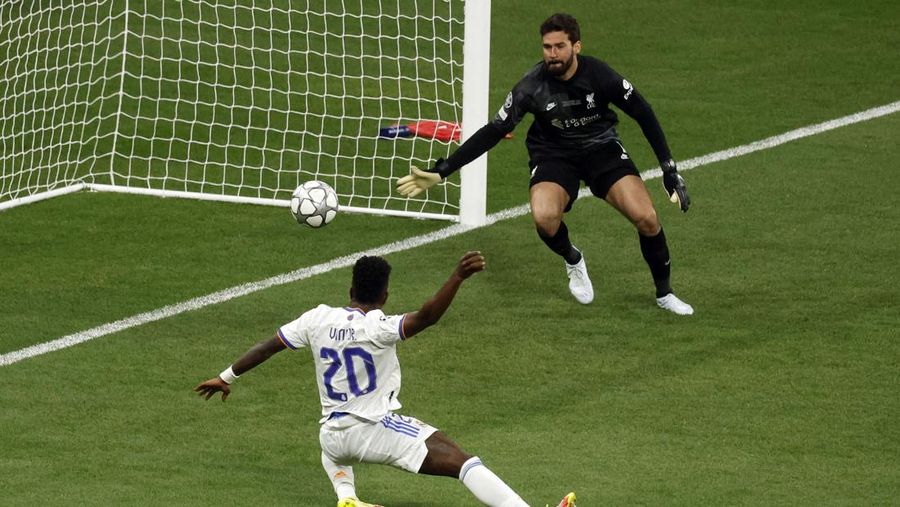 Soccer Football - Champions League Final - Liverpool v Real Madrid - Stade de France, Saint-Denis near Paris, France - May 28, 2022  Real Madrid's Karim Benzema celebrates with the trophy and teammates after winning the Champions League REUTERS/Gonzalo Fuentes