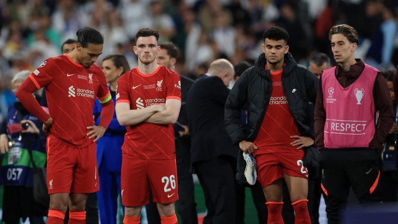 Soccer Football - Champions League Final - Liverpool v Real Madrid - Stade de France, Saint-Denis near Paris, France - May 28, 2022  Real Madrid's Karim Benzema celebrates with the trophy and teammates after winning the Champions League REUTERS/Gonzalo Fuentes