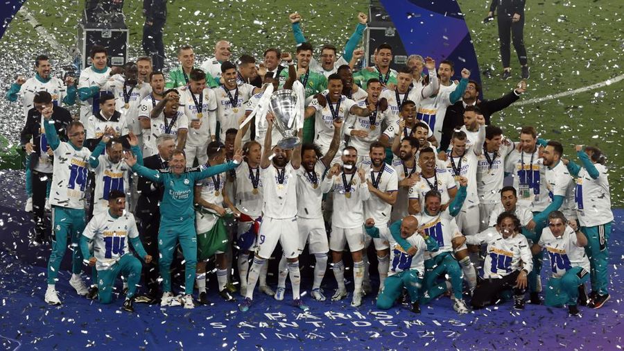 Soccer Football - Champions League Final - Liverpool v Real Madrid - Stade de France, Saint-Denis near Paris, France - May 28, 2022  Real Madrid's Karim Benzema celebrates with the trophy and teammates after winning the Champions League REUTERS/Gonzalo Fuentes
