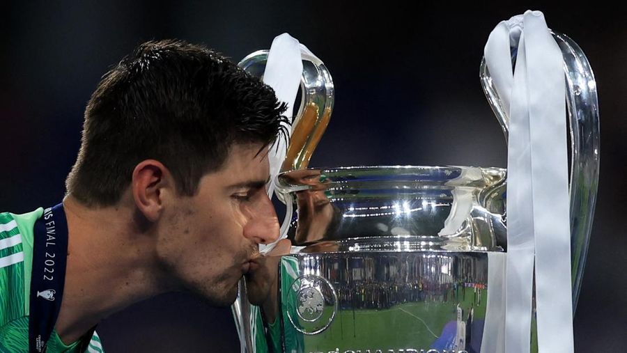 Soccer Football - Champions League Final - Liverpool v Real Madrid - Stade de France, Saint-Denis near Paris, France - May 28, 2022  Real Madrid's Karim Benzema celebrates with the trophy and teammates after winning the Champions League REUTERS/Gonzalo Fuentes