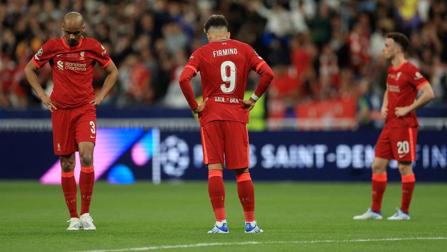 Soccer Football - Champions League Final - Liverpool v Real Madrid - Stade de France, Saint-Denis near Paris, France - May 28, 2022  Real Madrid's Karim Benzema celebrates with the trophy and teammates after winning the Champions League REUTERS/Gonzalo Fuentes