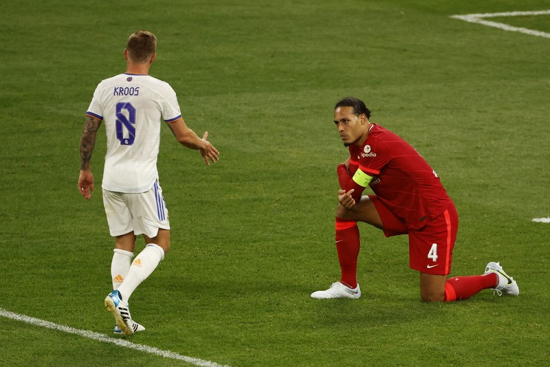 SOCCER-CHAMPIONS-LIV-MAD/REPORT Soccer Football - Champions League Final - Liverpool v Real Madrid - Stade de France, Saint-Denis near Paris, France - May 28, 2022 Real Madrid's Karim Benzema celebrates with the trophy and teammates after winning the Champions League REUTERS/Gonzalo Fuentes