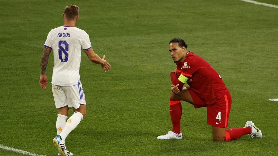 Soccer Football - Champions League Final - Liverpool v Real Madrid - Stade de France, Saint-Denis near Paris, France - May 28, 2022  Real Madrid's Karim Benzema celebrates with the trophy and teammates after winning the Champions League REUTERS/Gonzalo Fuentes