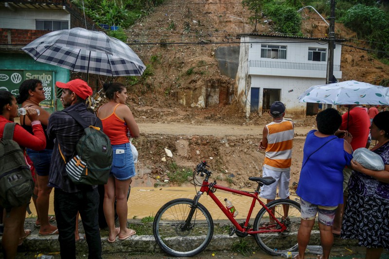 Pemandangan udara dari wilayah Olinda di Recife setelah banjir dan tanah longsor akibat hujan lebat di Pernambuco, Brasil pada 29 Mei 2022. (Diogo Duarte/Anadolu Agency via Getty Images)