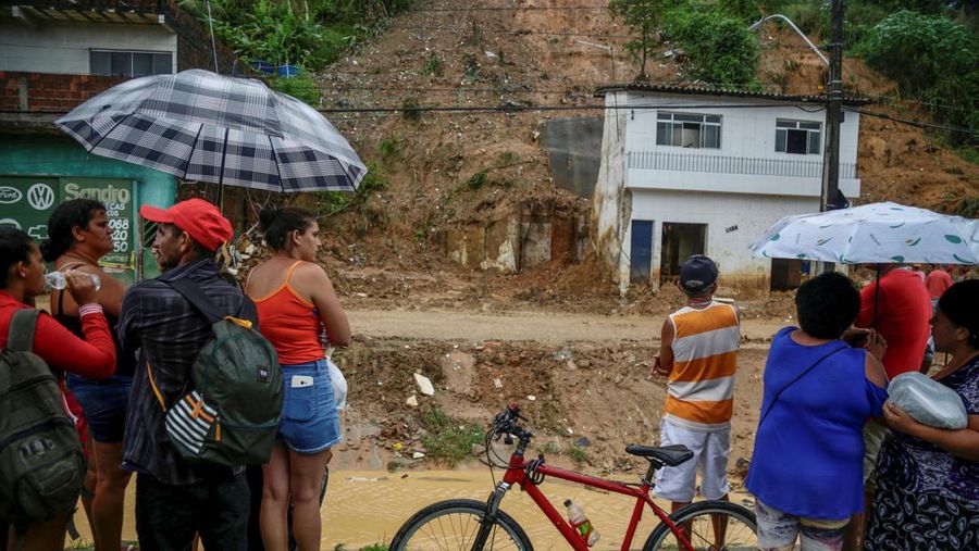 Pemandangan udara dari wilayah Olinda di Recife setelah banjir dan tanah longsor akibat hujan lebat di Pernambuco, Brasil pada 29 Mei 2022. (Diogo Duarte/Anadolu Agency via Getty Images)