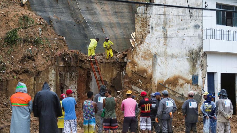 Pemandangan udara dari wilayah Olinda di Recife setelah banjir dan tanah longsor akibat hujan lebat di Pernambuco, Brasil pada 29 Mei 2022. (Diogo Duarte/Anadolu Agency via Getty Images)