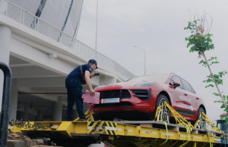 Bea Cukai melalui bea cukai bandara Soekarno Hatta, Tangerang, Banten pada hari Senin-Rabu tanggal 23-25 Mei 2022. Pemasukan mobil balap beserta perlengkapannya yang akan berlaga pada FIAFormulaE dengan menggunakan fasilitas ATA Carnet. (Tangkapan layar @beacukaiRI) Bea Cukai melalui bea cukai bandara Soekarno Hatta, Tangerang, Banten pada hari Senin-Rabu tanggal 23-25 Mei 2022. Pemasukan mobil balap beserta perlengkapannya yang akan berlaga pada FIAFormulaE dengan menggunakan fasilitas ATA Carnet. (Tangkapan layar @beacukaiRI)