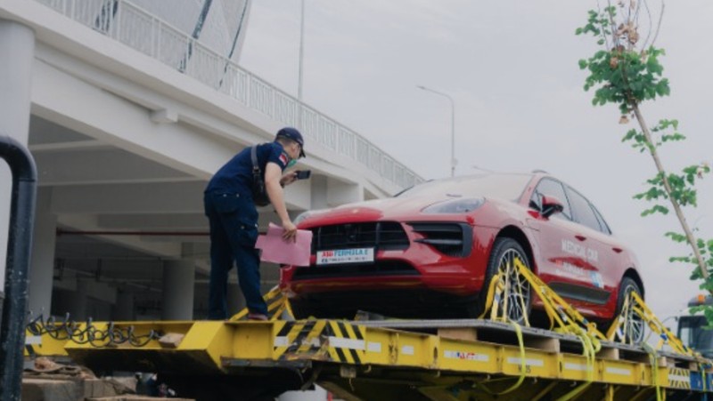 Bea Cukai melalui  bea cukai bandara Soekarno Hatta, Tangerang, Banten pada hari Senin-Rabu tanggal 23-25 Mei 2022. Pemasukan mobil balap beserta perlengkapannya yang akan berlaga pada FIAFormulaE dengan menggunakan fasilitas ATA Carnet. (Tangkapan layar @beacukaiRI)