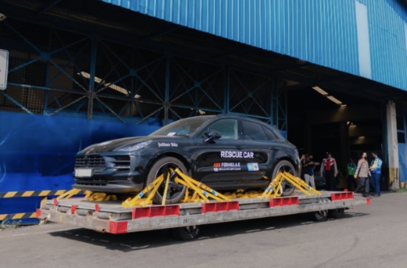 Bea Cukai melalui bea cukai bandara Soekarno Hatta, Tangerang, Banten pada hari Senin-Rabu tanggal 23-25 Mei 2022. Pemasukan mobil balap beserta perlengkapannya yang akan berlaga pada FIAFormulaE dengan menggunakan fasilitas ATA Carnet. (Tangkapan layar @beacukaiRI) Bea Cukai melalui bea cukai bandara Soekarno Hatta, Tangerang, Banten pada hari Senin-Rabu tanggal 23-25 Mei 2022. Pemasukan mobil balap beserta perlengkapannya yang akan berlaga pada FIAFormulaE dengan menggunakan fasilitas ATA Carnet. (Tangkapan layar @beacukaiRI)