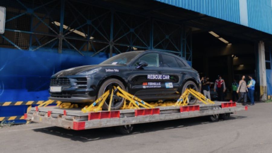 Bea Cukai melalui  bea cukai bandara Soekarno Hatta, Tangerang, Banten pada hari Senin-Rabu tanggal 23-25 Mei 2022. Pemasukan mobil balap beserta perlengkapannya yang akan berlaga pada FIAFormulaE dengan menggunakan fasilitas ATA Carnet. (Tangkapan layar @beacukaiRI)