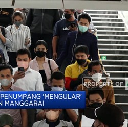 Antrean Penumpang 'Mengular' di Stasiun Manggarai