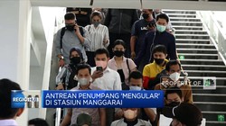 Antrean Penumpang 'Mengular' di Stasiun Manggarai