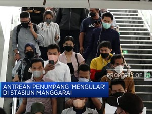 Antrean Penumpang 'Mengular' di Stasiun Manggarai