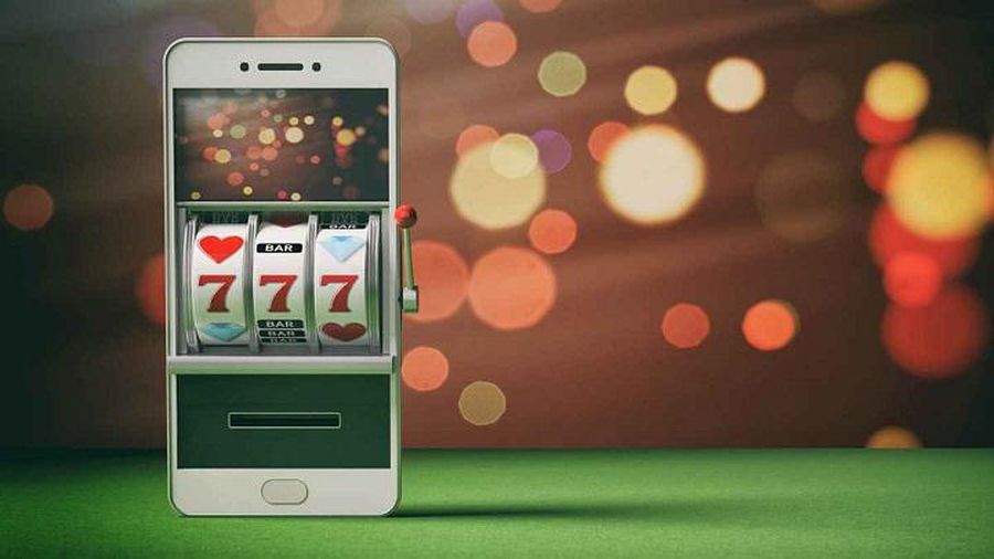 Ilustrasi judi online di smartphone (Freepik)