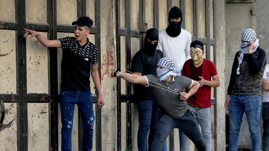 Puluhan ribu nasionalis ikut dalam Pawai Bendera Israel pada Minggu (29/5) yang dianggap warga Palestina sebagai provokasi dan berpotensi memicu ketegangan. (AFP via Getty Images/GIL COHEN-MAGEN)