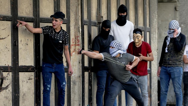 Puluhan ribu nasionalis ikut dalam Pawai Bendera Israel pada Minggu (29/5) yang dianggap warga Palestina sebagai provokasi dan berpotensi memicu ketegangan. (AFP via Getty Images/GIL COHEN-MAGEN)