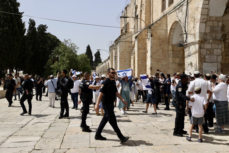 Puluhan ribu nasionalis ikut dalam Pawai Bendera Israel pada Minggu (29/5) yang dianggap warga Palestina sebagai provokasi dan berpotensi memicu ketegangan. (AFP via Getty Images/GIL COHEN-MAGEN)