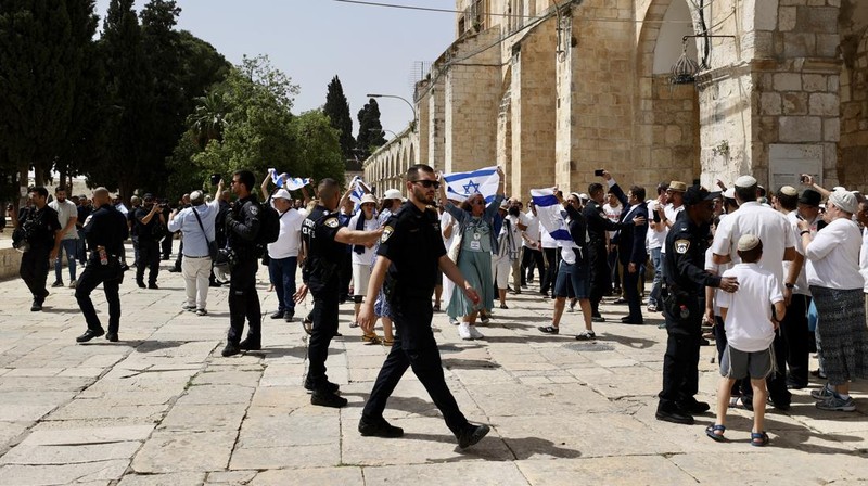 Puluhan ribu nasionalis ikut dalam Pawai Bendera Israel pada Minggu (29/5) yang dianggap warga Palestina sebagai provokasi dan berpotensi memicu ketegangan. (AFP via Getty Images/GIL COHEN-MAGEN)