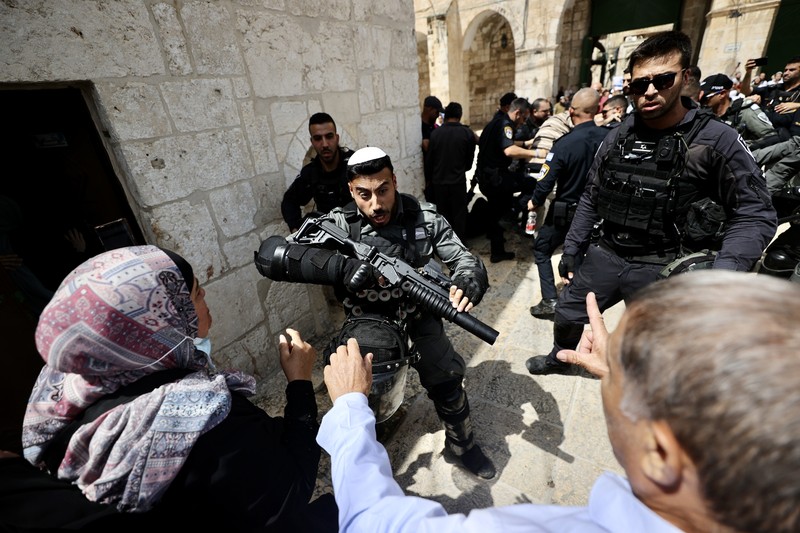 Puluhan ribu nasionalis ikut dalam Pawai Bendera Israel pada Minggu (29/5) yang dianggap warga Palestina sebagai provokasi dan berpotensi memicu ketegangan. (AFP via Getty Images/GIL COHEN-MAGEN) Puluhan ribu nasionalis ikut dalam Pawai Bendera Israel pada Minggu (29/5) yang dianggap warga Palestina sebagai provokasi dan berpotensi memicu ketegangan. (AFP via Getty Images/GIL COHEN-MAGEN)