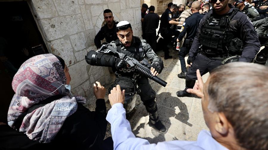 Puluhan ribu nasionalis ikut dalam Pawai Bendera Israel pada Minggu (29/5) yang dianggap warga Palestina sebagai provokasi dan berpotensi memicu ketegangan. (AFP via Getty Images/GIL COHEN-MAGEN)
