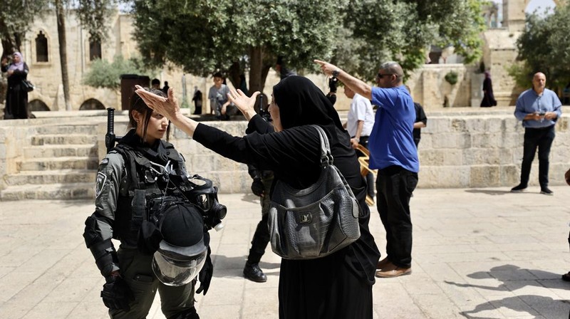 Puluhan ribu nasionalis ikut dalam Pawai Bendera Israel pada Minggu (29/5) yang dianggap warga Palestina sebagai provokasi dan berpotensi memicu ketegangan. (AFP via Getty Images/GIL COHEN-MAGEN)