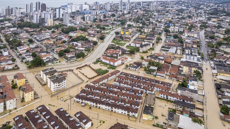 Pemandangan udara dari wilayah Olinda di Recife setelah banjir dan tanah longsor akibat hujan lebat di Pernambuco, Brasil pada 29 Mei 2022. (Diogo Duarte/Anadolu Agency via Getty Images)