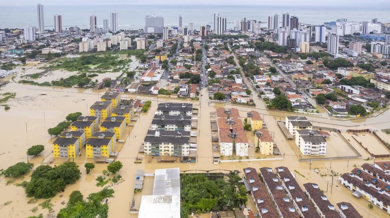 Pemandangan udara dari wilayah Olinda di Recife setelah banjir dan tanah longsor akibat hujan lebat di Pernambuco, Brasil pada 29 Mei 2022. (Diogo Duarte/Anadolu Agency via Getty Images)