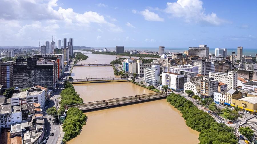 Pemandangan udara dari wilayah Olinda di Recife setelah banjir dan tanah longsor akibat hujan lebat di Pernambuco, Brasil pada 29 Mei 2022. (Diogo Duarte/Anadolu Agency via Getty Images)