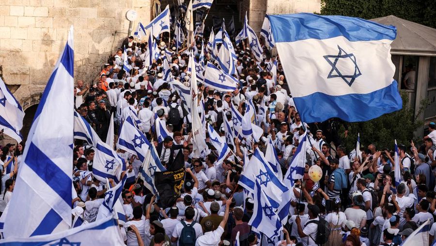 Pawai Bendera Israel digelar di Yerusalem, Minggu (29/5). Pawai itu merupakan bagian dari peringatan tahunan yang menandai pendudukan timur Yerusalem pada 1967.