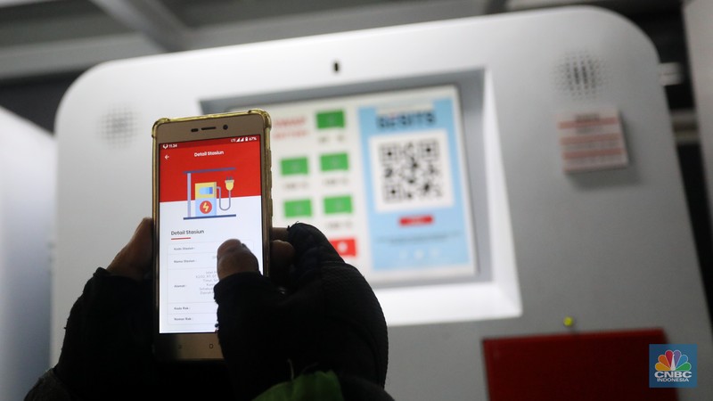 Pengemudi ojek daring mengganti baterai sepeda motor listriknya di stasiun pengisian baterai listrik (Swapping Station) di Kuningan, Jakarta, Senin (30/5/2022). (CNBC Indonesia/Andrean Kristianto)