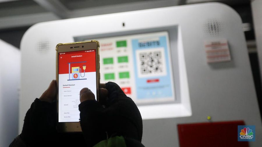 Pengemudi ojek daring mengganti baterai sepeda motor listriknya di stasiun pengisian baterai listrik (Swapping Station) di Kuningan, Jakarta, Senin (30/5/2022). (CNBC Indonesia/Andrean Kristianto)