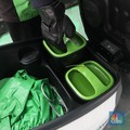 Pengemudi ojek daring mengganti baterai sepeda motor listriknya di stasiun pengisian baterai listrik (Swapping Station) di Kuningan, Jakarta, Senin (30/5/2022). (CNBC Indonesia/Andrean Kristianto)