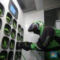 Pengemudi ojek daring mengganti baterai sepeda motor listriknya di stasiun pengisian baterai listrik (Swapping Station) di Kuningan, Jakarta, Senin (30/5/2022). (CNBC Indonesia/Andrean Kristianto)