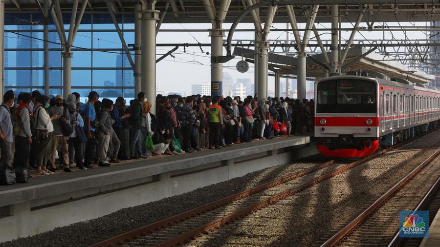Petugas memberikan informasi kepada penumpang KRL Commuterline yang akan berpindah tujuan kereta di stasiun transit Manggarai, Jakarta, Senin (20/5/2022). PT KAI Commuter Indonesia melakukan perubahan rute menyesuaikan pola operasional untuk mendukung switch over yang ke-5 di Stasiun Manggarai. (CNBC Indonesia/Andrean Kristianto)