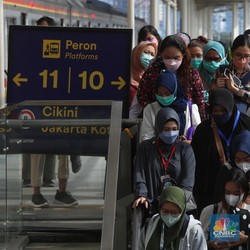 Dihantui Badai PHK, Jumlah Penduduk Bekerja di RI Berkurang?