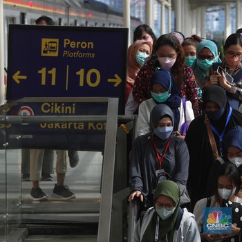 Padat! Suasana Stasiun Manggarai Saat Pemberlakuan Rute Baru