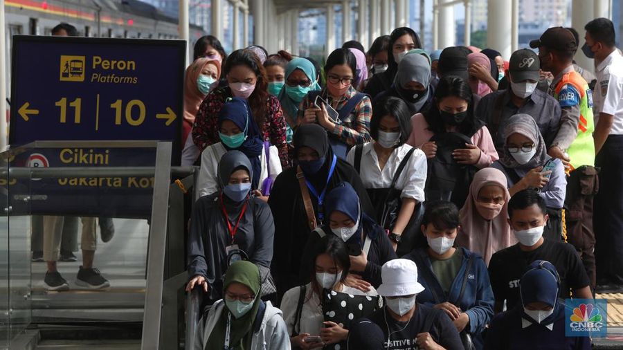 Petugas memberikan informasi kepada penumpang KRL CommuterlineÌýyang akan berpindah tujuan kereta di stasiun transit Manggarai, Jakarta, Senin (20/5/2022).ÌýPT KAI Commuter Indonesia melakukan perubahan rute menyesuaikan pola operasional untuk mendukung switch over yang ke-5 di Stasiun Manggarai.Ìý(²©²ÊÍøÕ¾/Andrean Kristianto)