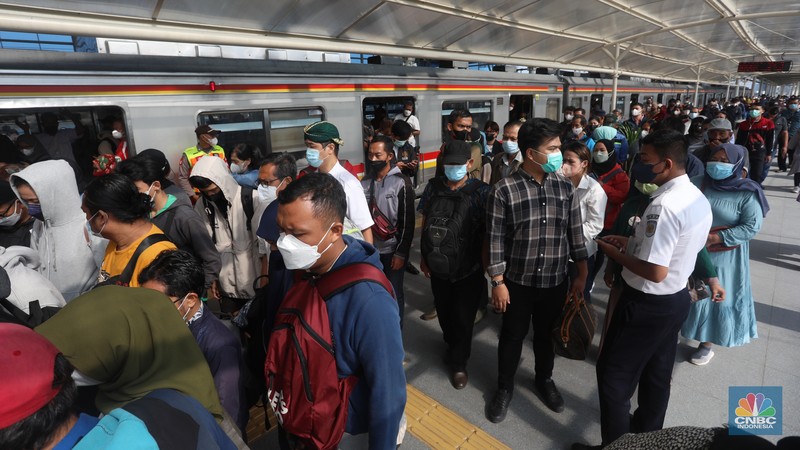 Petugas memberikan informasi kepada penumpang KRL Commuterline yang akan berpindah tujuan kereta di stasiun transit Manggarai, Jakarta, Senin (20/5/2022). PT KAI Commuter Indonesia melakukan perubahan rute menyesuaikan pola operasional untuk mendukung switch over yang ke-5 di Stasiun Manggarai. (CNBC Indonesia/Andrean Kristianto)
