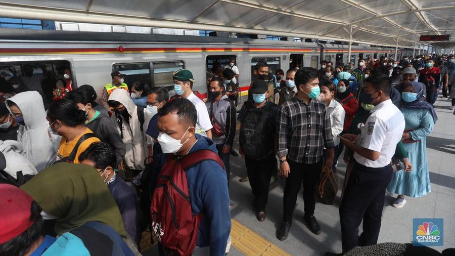 Petugas memberikan informasi kepada penumpang KRL Commuterline yang akan berpindah tujuan kereta di stasiun transit Manggarai, Jakarta, Senin (20/5/2022). PT KAI Commuter Indonesia melakukan perubahan rute menyesuaikan pola operasional untuk mendukung switch over yang ke-5 di Stasiun Manggarai. (CNBC Indonesia/Andrean Kristianto)