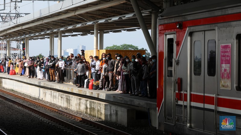 Petugas memberikan informasi kepada penumpang KRL Commuterline yang akan berpindah tujuan kereta di stasiun transit Manggarai, Jakarta, Senin (20/5/2022). PT KAI Commuter Indonesia melakukan perubahan rute menyesuaikan pola operasional untuk mendukung switch over yang ke-5 di Stasiun Manggarai. (CNBC Indonesia/Andrean Kristianto) Petugas memberikan informasi kepada penumpang KRL Commuterline yang akan berpindah tujuan kereta di stasiun transit Manggarai, Jakarta, Senin (20/5/2022). PT KAI Commuter Indonesia melakukan perubahan rute menyesuaikan pola operasional untuk mendukung switch over yang ke-5 di Stasiun Manggarai. (CNBC Indonesia/Andrean Kristianto)
