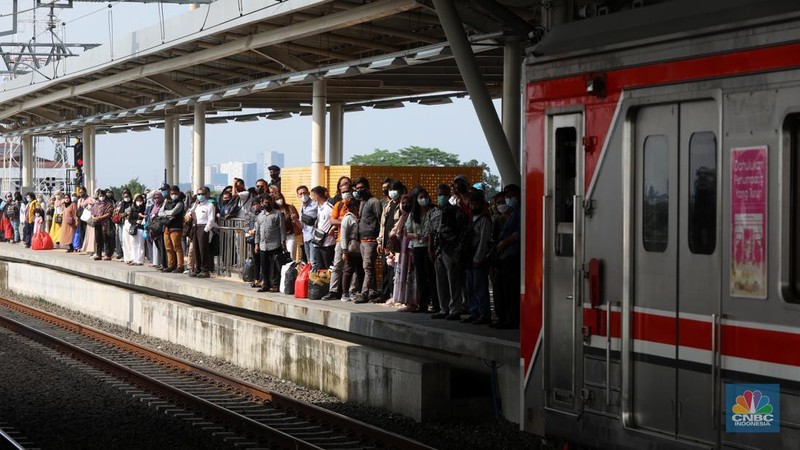 Petugas memberikan informasi kepada penumpang KRL Commuterline yang akan berpindah tujuan kereta di stasiun transit Manggarai, Jakarta, Senin (20/5/2022). PT KAI Commuter Indonesia melakukan perubahan rute menyesuaikan pola operasional untuk mendukung switch over yang ke-5 di Stasiun Manggarai. (CNBC Indonesia/Andrean Kristianto)