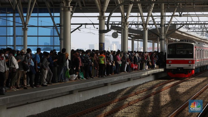 Petugas memberikan informasi kepada penumpang KRL Commuterline yang akan berpindah tujuan kereta di stasiun transit Manggarai, Jakarta, Senin (20/5/2022). PT KAI Commuter Indonesia melakukan perubahan rute menyesuaikan pola operasional untuk mendukung switch over yang ke-5 di Stasiun Manggarai. (CNBC Indonesia/Andrean Kristianto) Petugas memberikan informasi kepada penumpang KRL Commuterline yang akan berpindah tujuan kereta di stasiun transit Manggarai, Jakarta, Senin (20/5/2022). PT KAI Commuter Indonesia melakukan perubahan rute menyesuaikan pola operasional untuk mendukung switch over yang ke-5 di Stasiun Manggarai. (CNBC Indonesia/Andrean Kristianto)