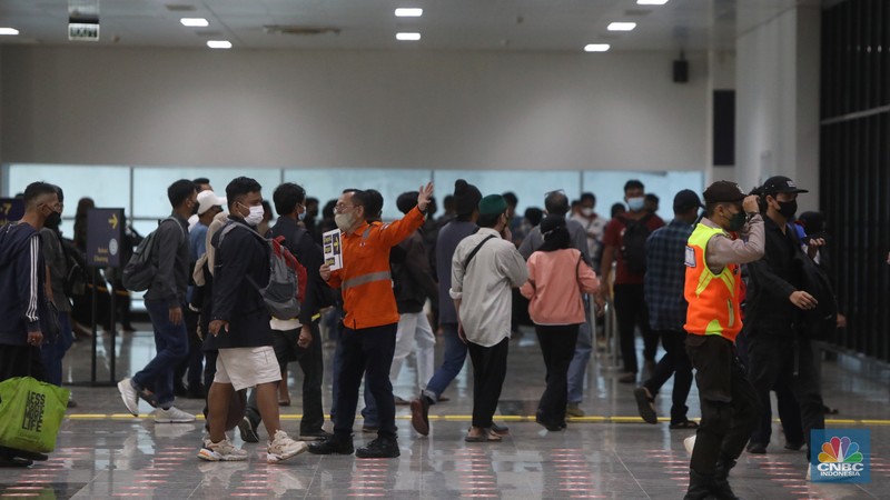 Petugas memberikan informasi kepada penumpang KRL Commuterline yang akan berpindah tujuan kereta di stasiun transit Manggarai, Jakarta, Senin (20/5/2022). PT KAI Commuter Indonesia melakukan perubahan rute menyesuaikan pola operasional untuk mendukung switch over yang ke-5 di Stasiun Manggarai. (CNBC Indonesia/Andrean Kristianto) Petugas memberikan informasi kepada penumpang KRL Commuterline yang akan berpindah tujuan kereta di stasiun transit Manggarai, Jakarta, Senin (20/5/2022). PT KAI Commuter Indonesia melakukan perubahan rute menyesuaikan pola operasional untuk mendukung switch over yang ke-5 di Stasiun Manggarai. (CNBC Indonesia/Andrean Kristianto)