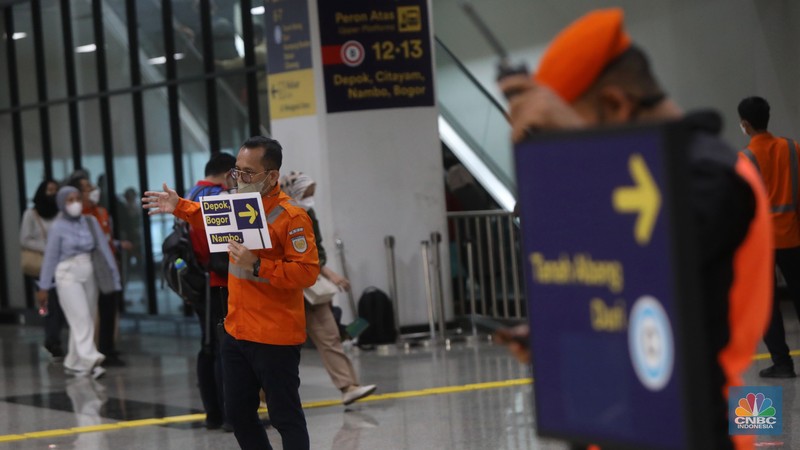 Petugas memberikan informasi kepada penumpang KRL Commuterline yang akan berpindah tujuan kereta di stasiun transit Manggarai, Jakarta, Senin (20/5/2022). PT KAI Commuter Indonesia melakukan perubahan rute menyesuaikan pola operasional untuk mendukung switch over yang ke-5 di Stasiun Manggarai. (CNBC Indonesia/Andrean Kristianto) Petugas memberikan informasi kepada penumpang KRL Commuterline yang akan berpindah tujuan kereta di stasiun transit Manggarai, Jakarta, Senin (20/5/2022). PT KAI Commuter Indonesia melakukan perubahan rute menyesuaikan pola operasional untuk mendukung switch over yang ke-5 di Stasiun Manggarai. (CNBC Indonesia/Andrean Kristianto)